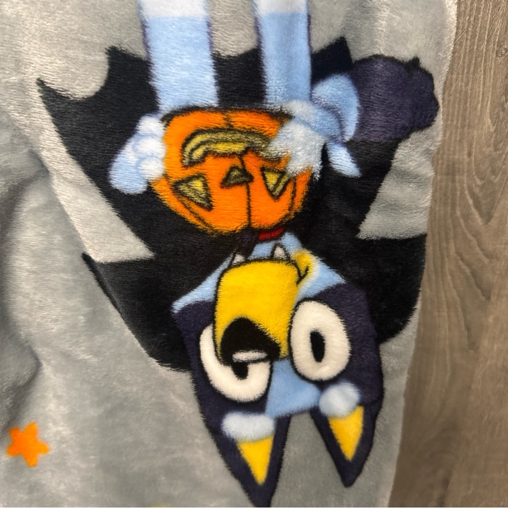 New Bluey Vampire Halloween Plush 40" x 50" Preschool Throw Blanket With Tag - Picture 5 of 5